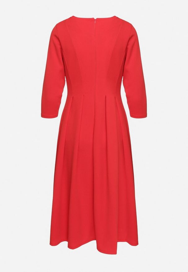 Born2be - Czerwona Rozkloszowana Sukienka Ozdobiona Przeszyciami Reamira. Okazja: na co dzień. Typ kołnierza: dekolt w łódkę. Kolor: czerwony. Wzór: aplikacja. Styl: casual, elegancki