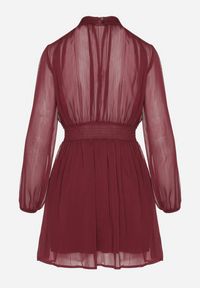 Born2be - Bordowa Sukienka Rozkloszowane ze Stójką Marszczeniami i Transparentnymi Ramionami Belabria. Okazja: na co dzień. Typ kołnierza: kołnierzyk stójkowy. Kolor: czerwony. Typ sukienki: rozkloszowane. Styl: casual, klasyczny #7