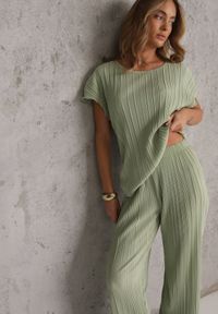 Renee - Zielone Plisowane Spodnie High Waist z Szerokimi Nogawkami Sedalia. Stan: podwyższony. Kolor: zielony. Materiał: satyna #1