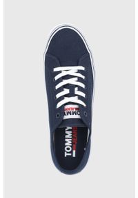 Tommy Jeans tenisówki męskie kolor granatowy. Nosek buta: okrągły. Zapięcie: sznurówki. Kolor: niebieski. Materiał: guma, bawełna