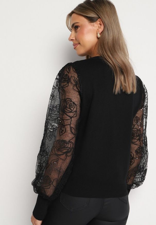 Born2be - Czarny Sweter z Siateczkowymi Rękawami i Ozdobną Kokardką z Perełkami Arsira. Okazja: na co dzień. Typ kołnierza: kokarda. Kolor: czarny. Materiał: jeans. Wzór: aplikacja. Styl: casual