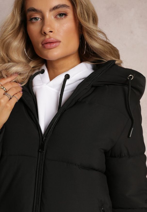 Renee - Czarna Kurtka Pikowana z Suwakami po Bokach Hafida. Okazja: na co dzień. Kolor: czarny. Materiał: jeans. Długość rękawa: długi rękaw. Długość: długie. Sezon: zima. Styl: casual