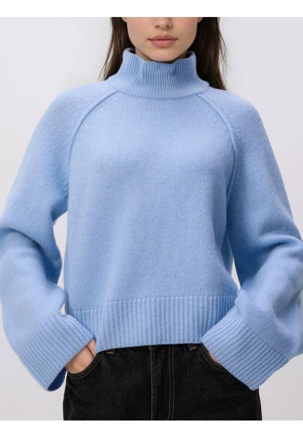 Reserved - Wełniany sweter z golfem - jasnoniebieski. Typ kołnierza: golf. Kolor: niebieski. Materiał: wełna
