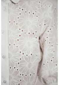 Nife - Bawełniana biała haftowana sukienka w kwiaty z falbaną. Kolor: biały. Materiał: bawełna. Wzór: kwiaty, haft #2