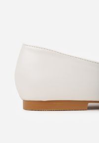 Renee - Białe Balerinki Vices Ozdobione Migdałowym Noskiem Neoranea. Okazja: na co dzień. Kolor: biały. Materiał: jeans. Wzór: aplikacja. Styl: casual, klasyczny, elegancki #2