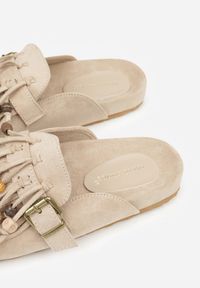 Renee - Ciemnobeżowe Klapki na Platformie Ozdobione Koralikami Klamrami i Frędzlami Leurecea. Okazja: na co dzień. Kolor: beżowy. Materiał: jeans. Wzór: aplikacja. Sezon: lato. Obcas: na platformie. Styl: casual, elegancki #3