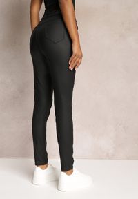 Renee - Czarne Casualowe Spodnie Skinny o Modelującym Fasonie Elovi. Okazja: na co dzień. Kolor: czarny. Styl: casual