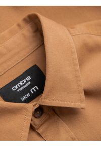 Ombre Clothing - Męska bawełniana koszula REGULAR FIT z kieszeniami zapinanymi na guziki - camel V2 - Rozmiar: M. Materiał: bawełna. Długość rękawa: długi rękaw. Długość: długie. Wzór: aplikacja #3