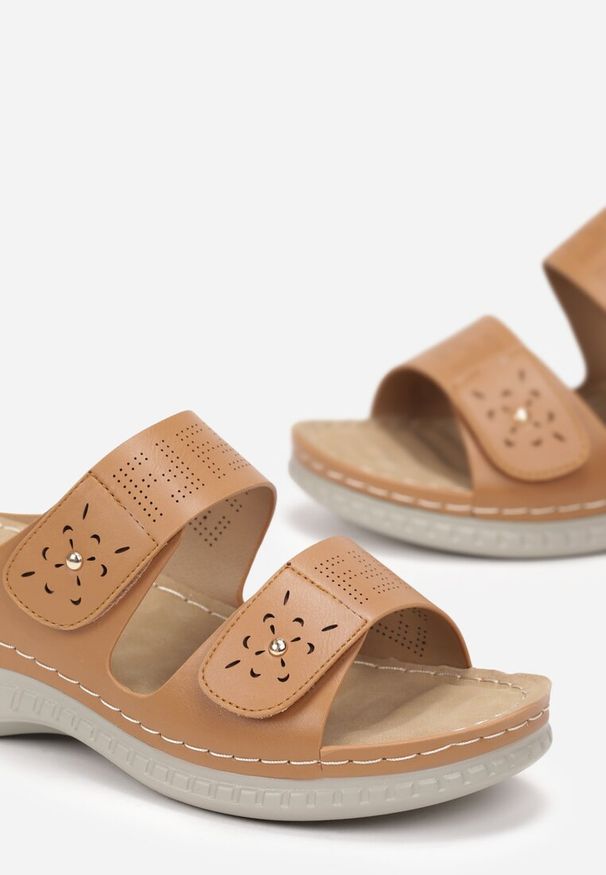 Born2be - Brązowe Klapki z Ozdobnymi Paskami na Rzep Larilla. Okazja: na co dzień. Kolor: brązowy. Styl: casual