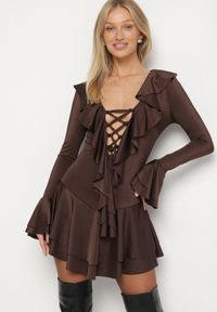 Born2be - Brązowa Taliowana Sukienka Zdobiona Falbankami Tiraneda. Okazja: na imprezę. Typ kołnierza: kołnierz z falbankami. Kolor: brązowy. Wzór: aplikacja. Typ sukienki: proste. Styl: elegancki #5