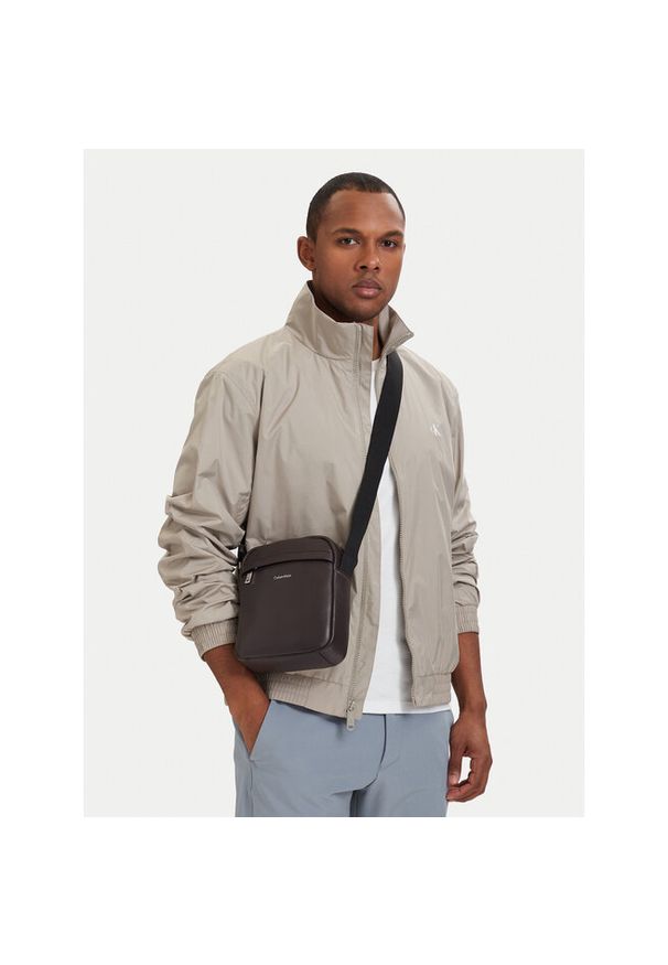 Saszetka Calvin Klein. Kolor: brązowy