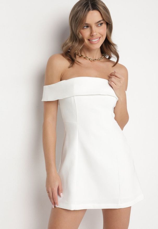 Born2be - Biała Taliowana Sukienka z Dekoltem Bandeau z Zakładką Zelzemis. Kolor: biały. Styl: elegancki, klasyczny