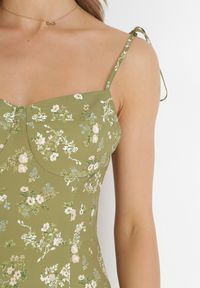 Born2be - Zielona Sukienka Midi na Cienkich Ramiączkach z Rozcięciem w Kwiaty Catherin. Kolor: zielony. Materiał: tkanina. Długość rękawa: na ramiączkach. Wzór: kwiaty. Długość: midi #4