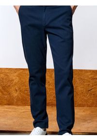 Sinsay - Spodnie chino slim - granatowy. Kolor: niebieski