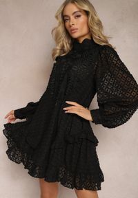 Renee - Czarna Ażurowa Sukienka Mini o Rozkloszowanym Fasonie z Falbankami Beline. Okazja: na co dzień. Typ kołnierza: kołnierz z falbankami. Kolor: czarny. Wzór: ażurowy. Typ sukienki: trapezowe. Materiał: tkanina. Długość rękawa: długi rękaw. Styl: casual. Długość: mini