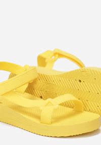 Renee - Żółte Sandały Hermonice. Nosek buta: okrągły. Zapięcie: rzepy. Kolor: żółty. Materiał: guma. Wzór: paski