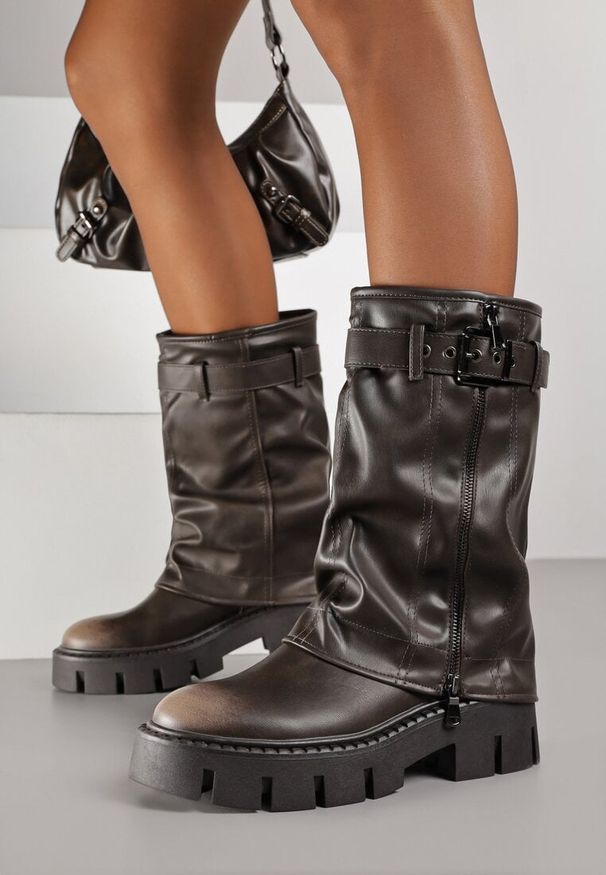 Renee - Brązowe Botki Biker Boots z Cholewką Imitującą Nogawkę z Klamerką Veresta. Kolor: brązowy. Materiał: koronka. Szerokość cholewki: normalna. Wzór: aplikacja