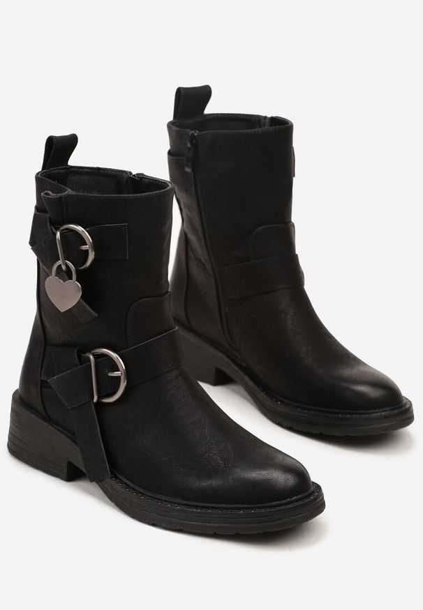 Born2be - Czarne Botki z Metalicznymi Klamrami Latomisa. Okazja: na co dzień. Zapięcie: klamry. Kolor: czarny. Materiał: skóra, jeans. Styl: casual, rockowy