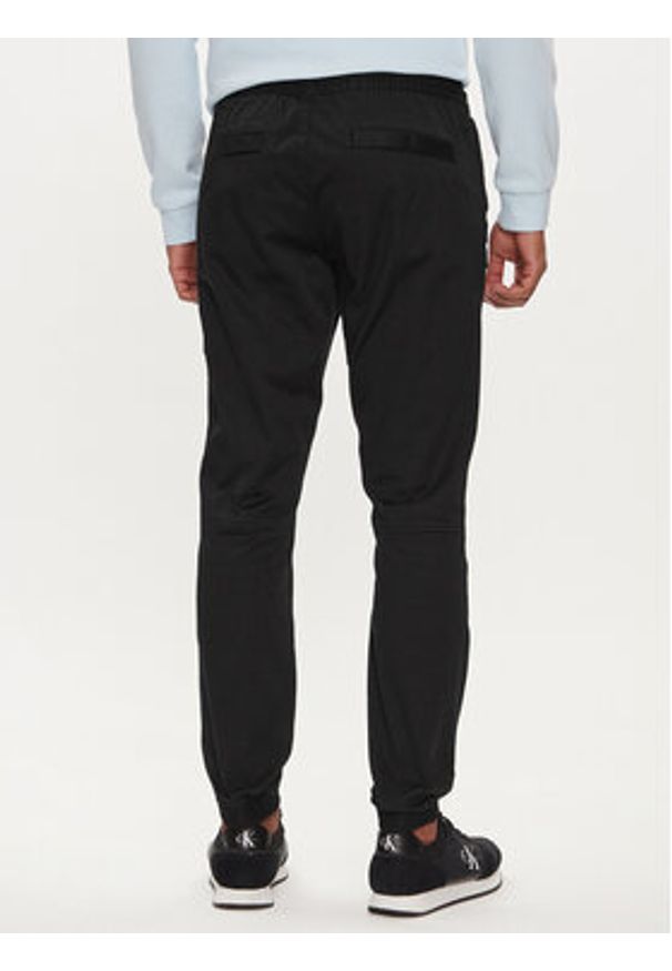 Calvin Klein Jeans Joggery Badge J30J325114 Czarny Skinny Fit. Kolor: czarny. Materiał: bawełna
