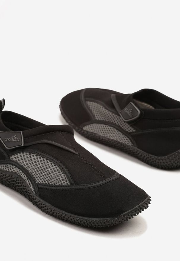 Born2be - Czarno-Szare Buty Sportowe z Elastyczną Cholewką do Wody Nimiliara. Okazja: na plażę. Zapięcie: rzepy. Kolor: czarny. Szerokość cholewki: normalna. Wzór: aplikacja. Sezon: lato