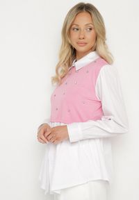 Born2be - Różowa Rozkloszowana Bluzka Koszulowa z Wiskozą z Wszytą Kamizelką z Cyrkoniami Uliaviela. Okazja: na co dzień. Typ kołnierza: kołnierzyk klasyczny. Kolor: różowy. Materiał: wiskoza. Długość rękawa: długi rękaw. Długość: długie. Wzór: aplikacja. Styl: klasyczny, casual, elegancki #6
