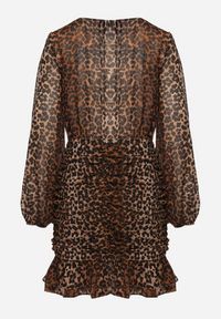 Born2be - Brązowa Kopertowa Sukienka w Panterkę z Marszczeniem i Falbanką Semiriael. Okazja: na co dzień. Typ kołnierza: kołnierz z falbankami, dekolt w kształcie V. Kolor: brązowy. Wzór: motyw zwierzęcy. Typ sukienki: kopertowe. Styl: casual, klasyczny, elegancki, rockowy #5