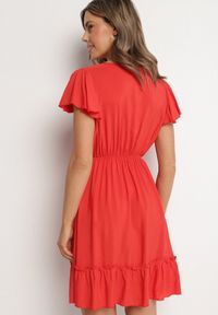 Born2be - Czerwona Rozkloszowana Bawełniana Sukienka z Guzikami i Falbanami Natinema. Okazja: na co dzień. Typ kołnierza: dekolt w serek. Kolor: czerwony. Materiał: bawełna. Sezon: lato. Styl: casual #2