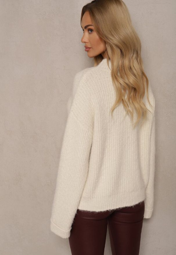 Renee - Beżowy Sweter z Wełną i Ozdobnym Sercem Tinnoriava. Okazja: na co dzień. Kolor: beżowy. Materiał: wełna. Długość rękawa: długi rękaw. Długość: długie. Styl: klasyczny, casual, elegancki