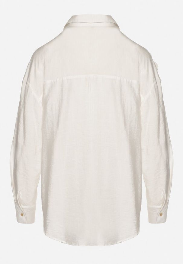 Born2be - Biała Wiskozowa Koszula Oversize z Lnem Zdobiona Kwiatową Aplikacją Finreis. Okazja: na co dzień. Typ kołnierza: dekolt w kształcie V, kołnierzyk klasyczny. Kolor: biały. Materiał: wiskoza, len. Długość rękawa: długi rękaw. Długość: długie. Wzór: kwiaty, aplikacja. Styl: elegancki, casual, klasyczny