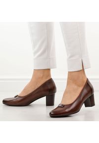 Brązowe czółenka damskie na słupku Vinceza 58622. Okazja: na co dzień, na spotkanie biznesowe. Kolor: brązowy. Materiał: skóra. Sezon: wiosna, jesień. Obcas: na słupku. Styl: biznesowy, elegancki, casual, klasyczny, wizytowy #1