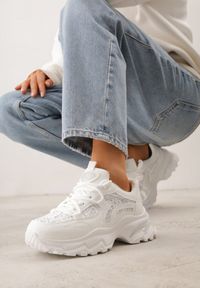 Renee - Białe Sneakersy na Platformie Ozdobione Cyrkoniami i Koronką Antea. Okazja: na co dzień. Kolor: biały. Materiał: koronka. Wzór: aplikacja, koronka. Obcas: na platformie #1