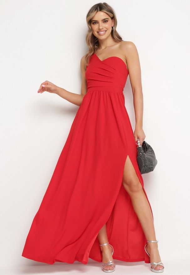 Born2be - Czerwona Elegancka Rozkloszowana Sukienka na Jedno Ramię Wistlia. Okazja: na imprezę. Kolor: czerwony. Typ sukienki: asymetryczne, rozkloszowane. Styl: elegancki