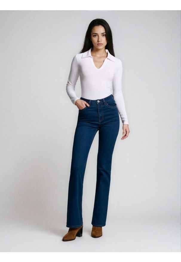 Sinsay - Jeansy flare mid waist - niebieski. Kolor: niebieski