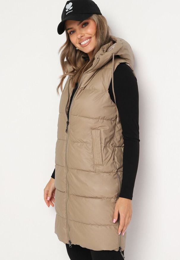 Born2be - Ciemnobeżowa Pikowana Kamizelka z Kapturem i Obustronnym Suwakiem Trilasa. Typ kołnierza: kaptur. Kolor: beżowy. Styl: elegancki