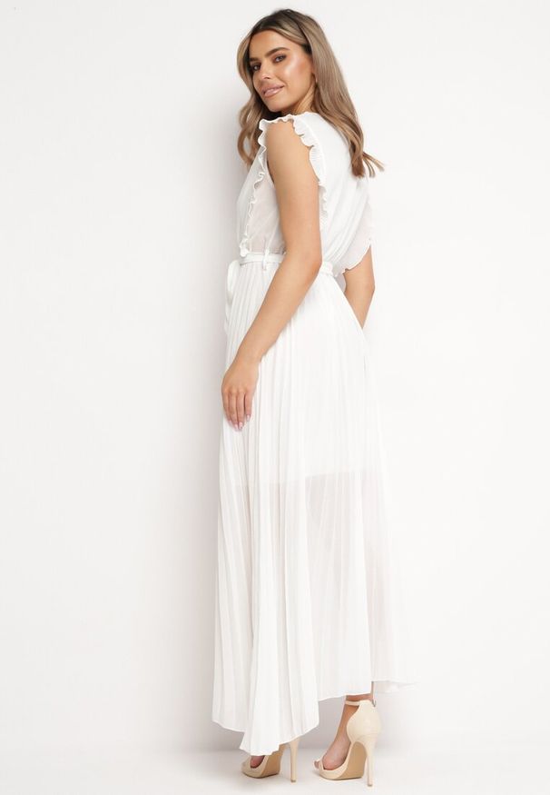 Born2be - Biała Plisowana Sukienka Maxi Wiskozowa z Kopertowym Dekoltem i Falbankami Glimes. Typ kołnierza: kołnierz z falbankami. Kolor: biały. Materiał: wiskoza. Typ sukienki: kopertowe. Długość: maxi