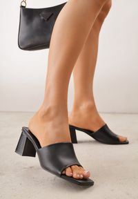 Born2be - Czarne Minimalistyczne Klapki na Słupku z Odkrytym Kwadratowym Noskiem Monaera. Okazja: na co dzień, na ślub cywilny, na wesele. Kolor: czarny. Wzór: gładki. Obcas: na słupku. Styl: casual, elegancki #1