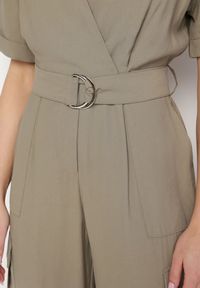 Born2be - Ciemnozielony Kombinezon Utility z Kopertowym Dekoltem Paskiem i Szerokimi Kieszeniami Pallilena. Okazja: na co dzień. Kolor: zielony. Styl: elegancki, casual #5