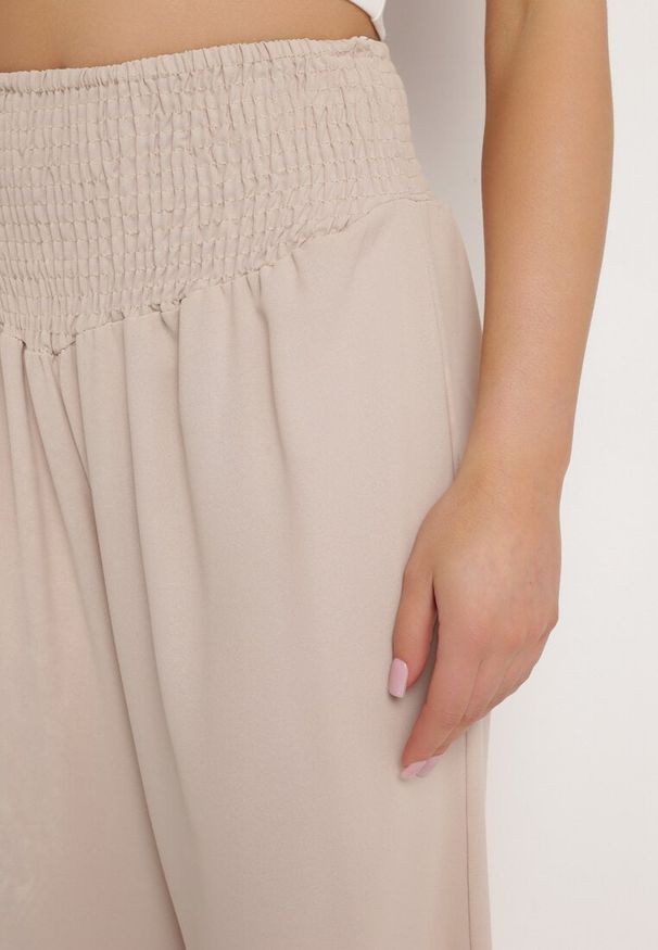 Born2be - Beżowe Spodnie z Prostą Nogawką i Marszczoną Gumką w Pasie Perdila. Kolor: beżowy. Sezon: lato
