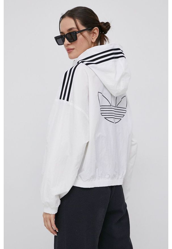 adidas Originals kurtka Adicolor damska kolor biały przejściowa oversize. Typ kołnierza: kaptur. Kolor: biały. Materiał: poliester, poliamid