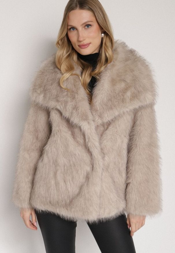 Born2be - Beżowa Kurtka Futerko o Dwurzędowym Kroju Oversize Nevisa. Okazja: do pracy, na spotkanie biznesowe. Kolor: beżowy. Materiał: futro. Sezon: zima, jesień. Styl: biznesowy