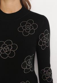 Born2be - Czarny Sweter z Wiskozy w Kwiaty z Cyrkonii Cenikore. Kolor: czarny. Materiał: wiskoza. Wzór: kwiaty. Sezon: jesień, zima #5