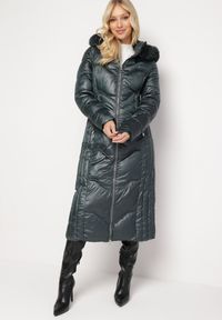 Born2be - Ciemnozielona Pikowana Kurtka Maxi Płaszcz z Ozdobnym Marszczeniem i Futerkiem Estenous. Okazja: na co dzień. Kolor: niebieski. Materiał: futro. Wzór: aplikacja. Sezon: zima. Styl: casual, elegancki, klasyczny #4