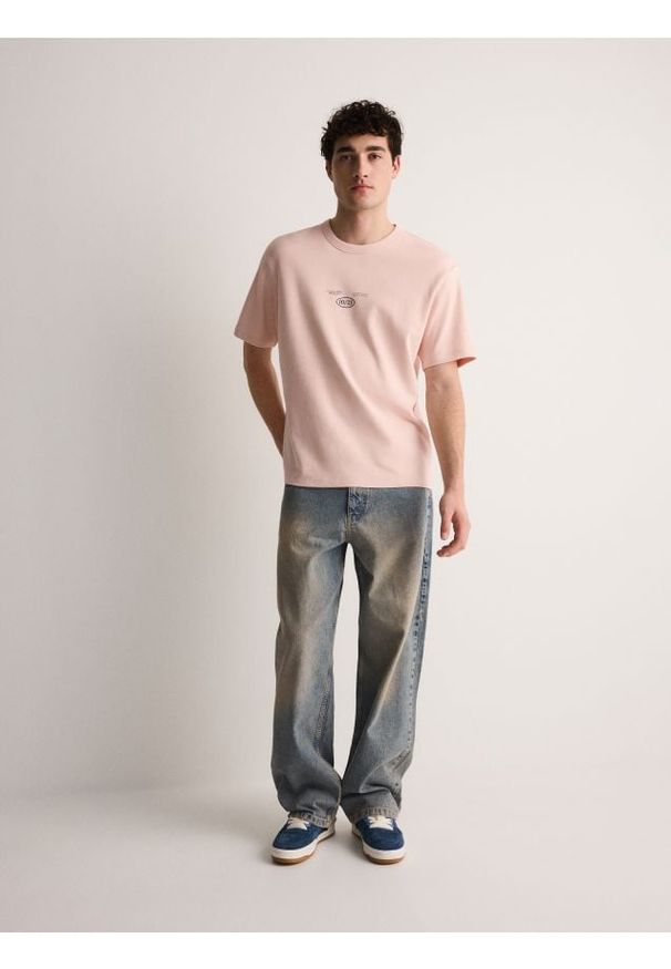 Reserved - T-shirt oversize z nadrukiem - pastelowy róż. Kolor: różowy. Materiał: bawełna, dzianina. Wzór: nadruk