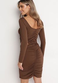 Born2be - Brązowa Dopasowana Sukienka Mini z Kwiatkiem i Wycięciami Gradutta. Kolor: brązowy. Długość rękawa: długi rękaw. Wzór: kwiaty. Typ sukienki: dopasowane. Długość: mini #5