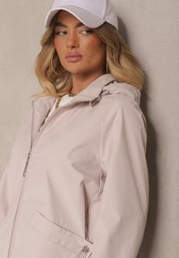 Renee - Jasnobeżowa Pudełkowa Kurtka o Kroju Parki ze Ściągaczem i Kapturem Sesailis. Okazja: na co dzień. Kolor: beżowy. Materiał: jeans. Długość rękawa: długi rękaw. Długość: długie. Wzór: aplikacja. Styl: klasyczny, casual #4