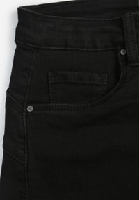 Renee - Czarne Szorty Denimowe High Waist z Efektem Push-Up i Asymetrycznymi Nogawkami Zilisea. Okazja: na co dzień. Stan: podwyższony. Kolor: czarny. Materiał: materiał. Styl: casual #7