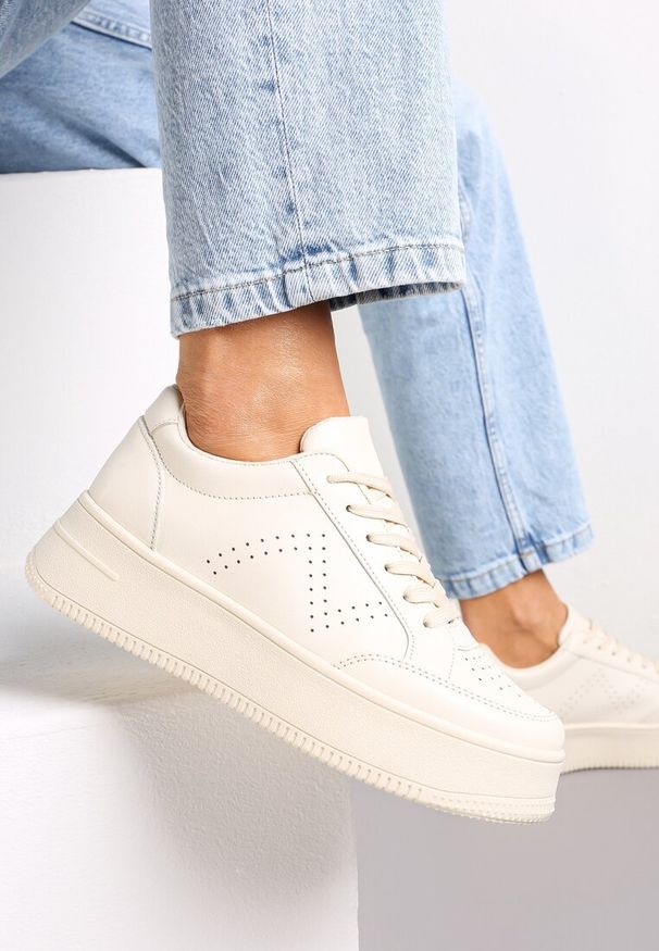 Renee - Beżowe Sneakersy z Perforacją na Platformie Treresa. Kolor: beżowy. Obcas: na platformie