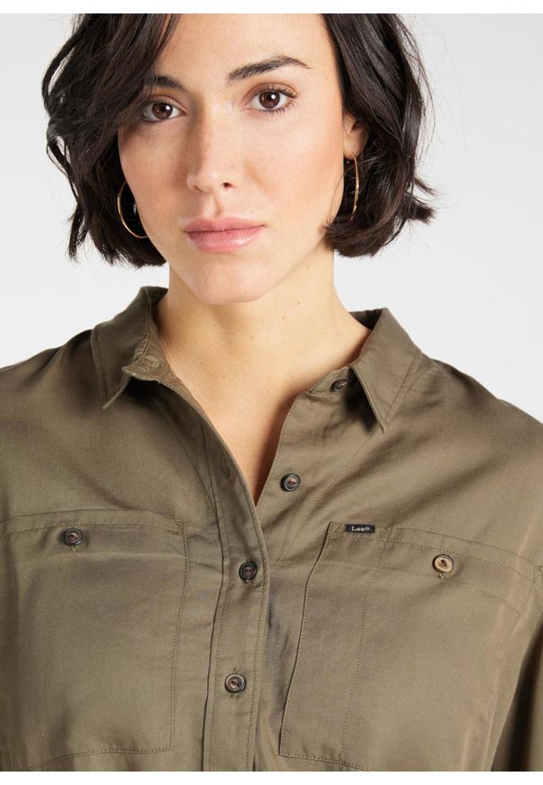 Lee - LEE 70s DRESS DAMSKA SUKIENKA KOSZULOWA OLIVE GREEN L50PJYNX 112111377. Typ sukienki: koszulowe