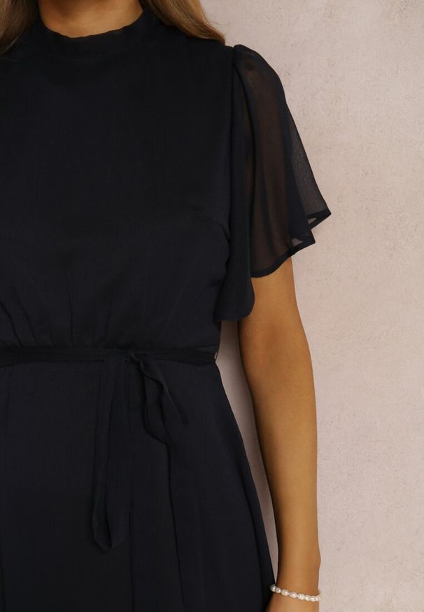 Renee - Granatowa Rozkloszowana Sukienka z Odkrytymi Plecami i Wiązaniem Syrissis. Typ kołnierza: kokarda. Kolor: niebieski. Materiał: tkanina, materiał. Wzór: aplikacja. Styl: elegancki, wizytowy. Długość: midi