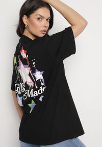 Born2be - Czarny T-shirt z Bawełną Ozdobiony Gwiazdami Karretia. Okazja: na co dzień. Kolor: czarny. Materiał: bawełna. Wzór: aplikacja. Styl: elegancki, casual #4